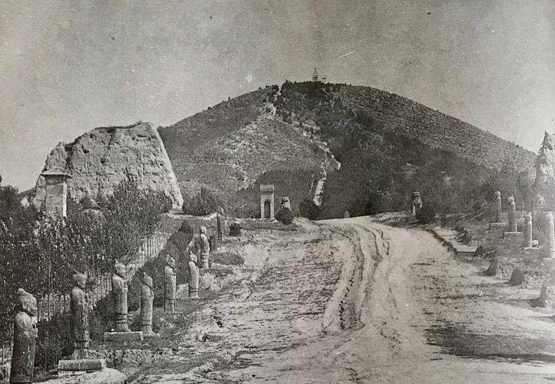 这样一则消息:几个修公路的农民,在炸山石时把乾陵的墓道口给炸出来了