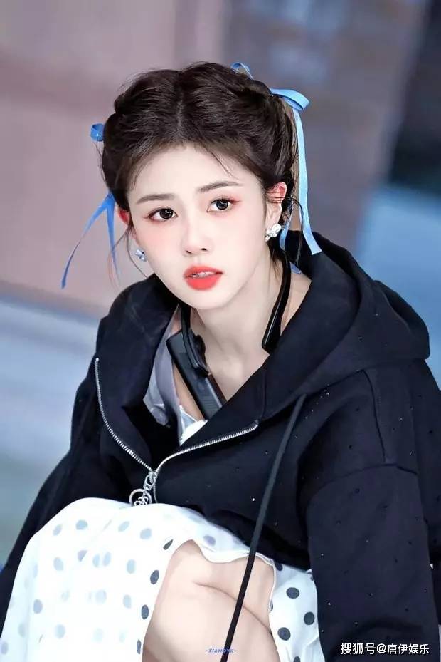 白鹿俏皮盘发,肤白貌美少女感满满,与画作合照显嫩态!