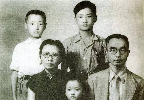 图 | 1946年,朱自清与夫人陈竹隐及子女朱乔森,朱思俞,朱蓉隽合影除此
