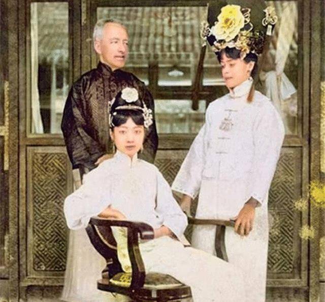 最后的皇后婉容:离不开鸦片,与侍卫生子,死后被扔臭水沟边_文绣_溥仪