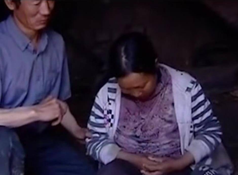 无可奈何的王兴福只能拼尽全力制服妻子,看着在地上