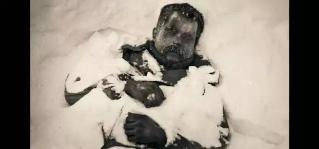 1959年,前苏联登山队离奇死亡,体内辐射严重超标,赤脚在雪地奔跑