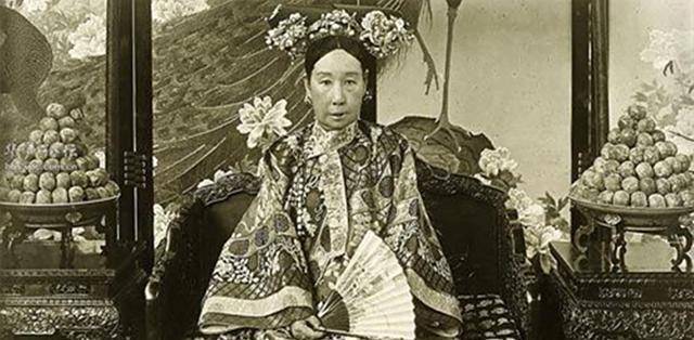 慈禧的高跟鞋,超500颗珍珠做点缀,最贵一双超过70万两