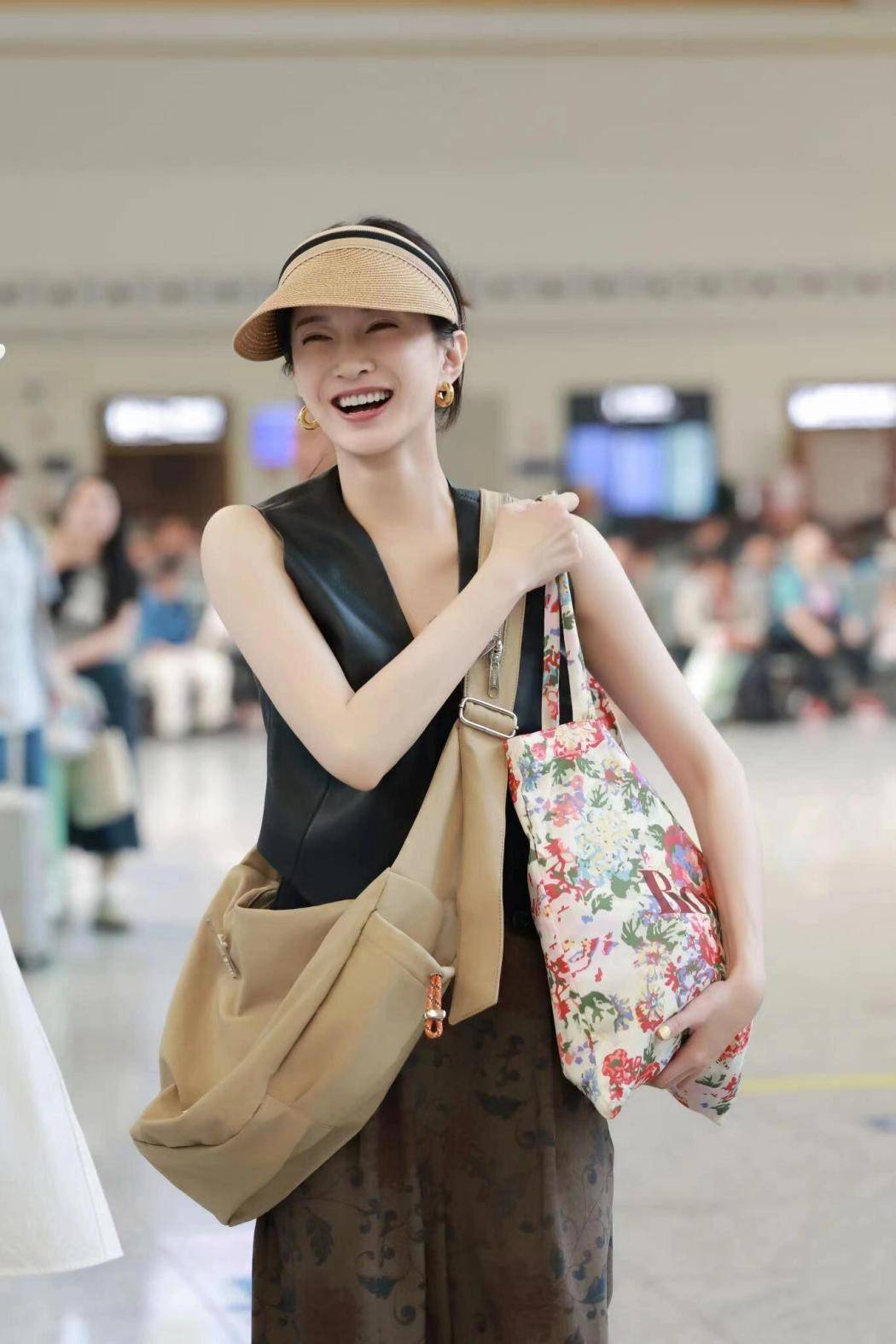 37岁江疏影带火了一种新穿法:皮马甲 大妈裤,时髦显瘦又洋气