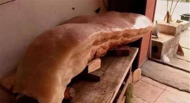 老汉无意捡到大型"猪肉石",有人给10万也不卖,专家鉴定后如何