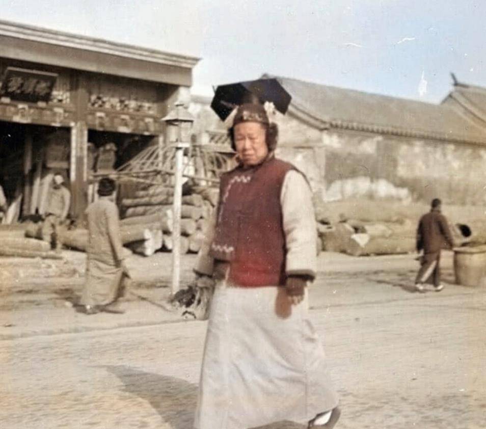 清朝女子老照片:对镜梳妆的晚清王妃,街道上行走的容嬷嬷!