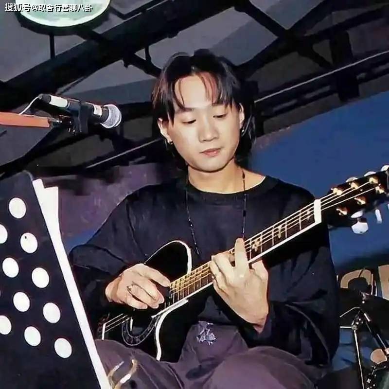 黄家驹的墓碑已修复,照片由彩色换成黑白,粉丝:还是微笑彩照好