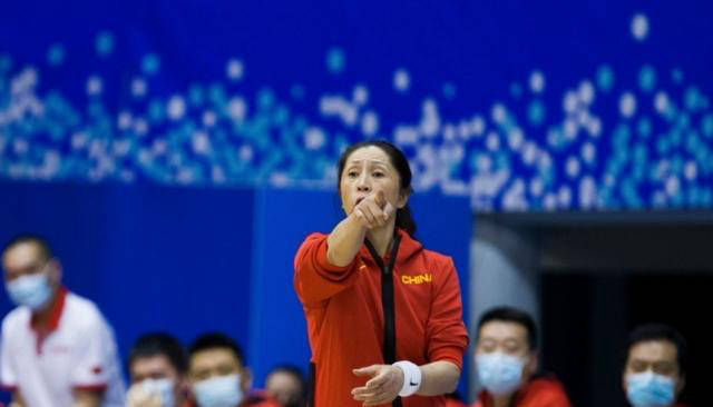 女篮陷入0-8劣势,杨舒予 潘臻琦挺身而出