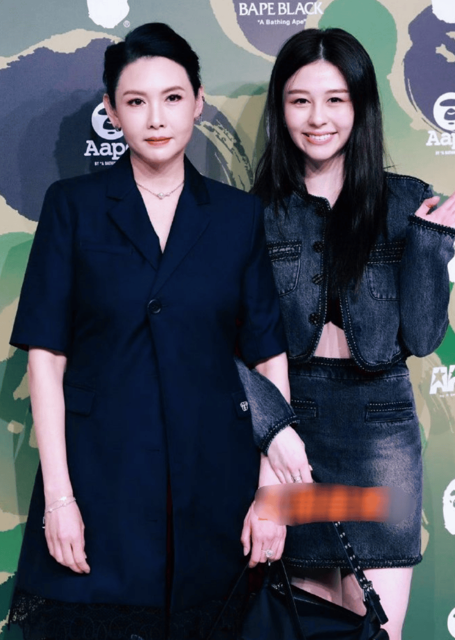 56岁邱淑贞为捧女儿真够拼,穿一身黑甘当配角,可惜女儿长相甜美缺乏