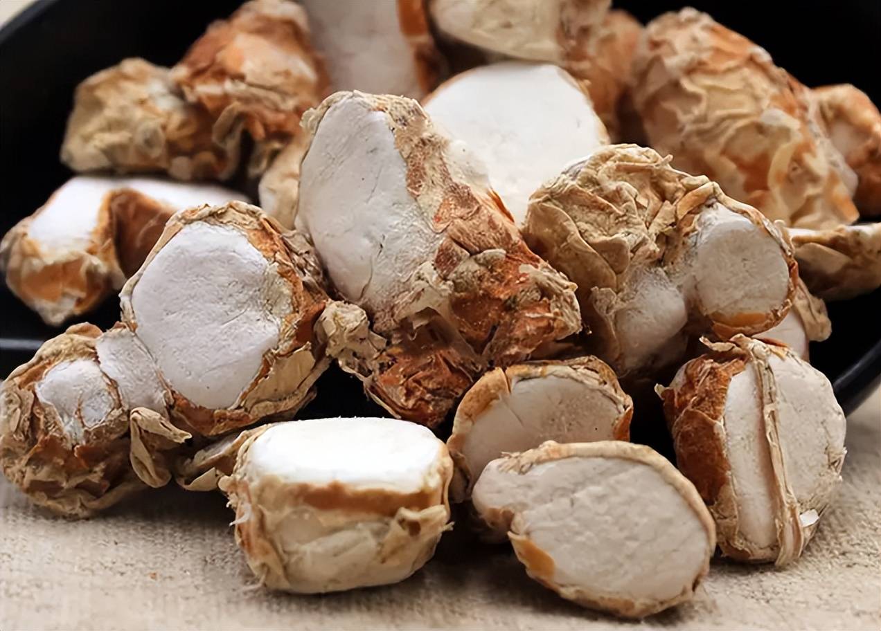 山奈:卤肉中的"辛香之王"在卤肉制作过程中,香果的用量同样需要控制得