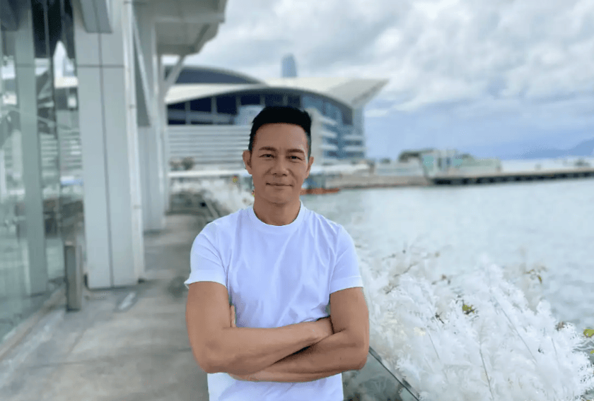 61岁港星张兆辉佛山参加龙舟比赛！胸肌若隐若现，女儿撞脸钟嘉欣-张兆辉祖籍三水