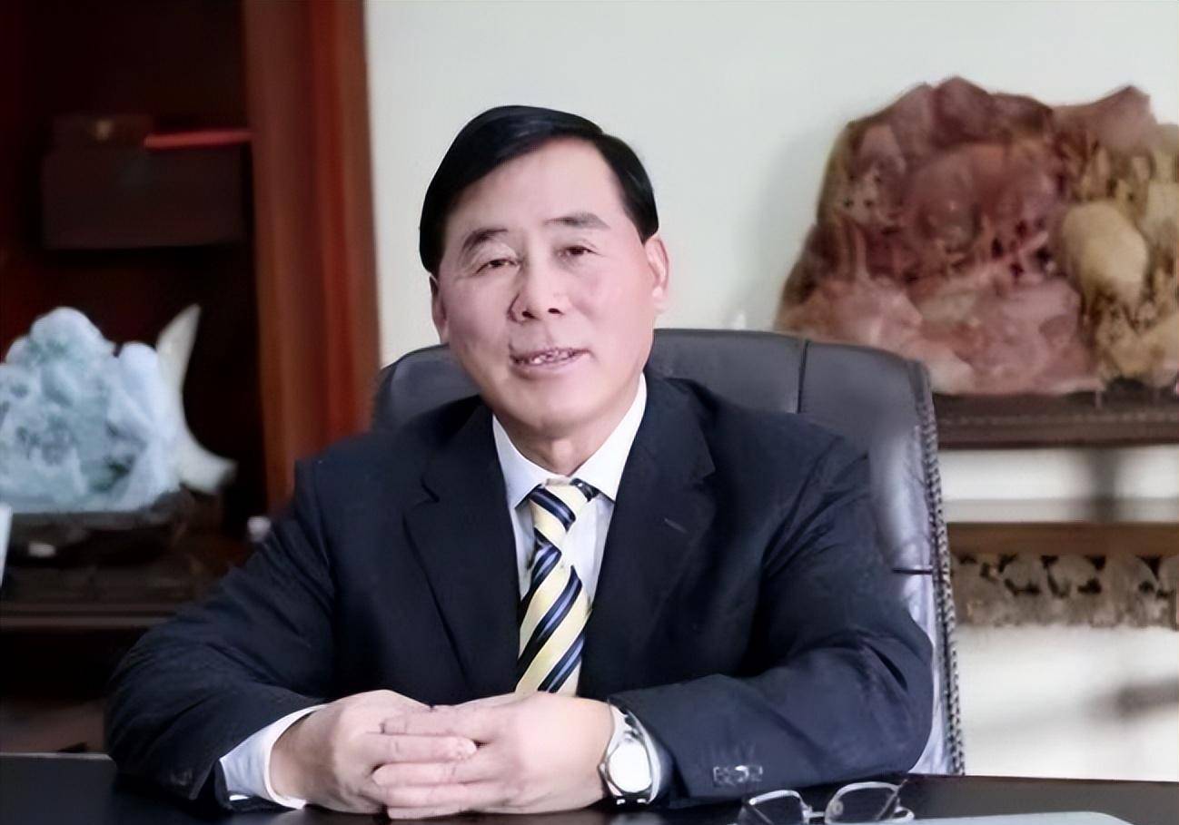 浙江男子放弃铁饭碗,凑2万编草帽,吸粉英国女王,现身家达914亿