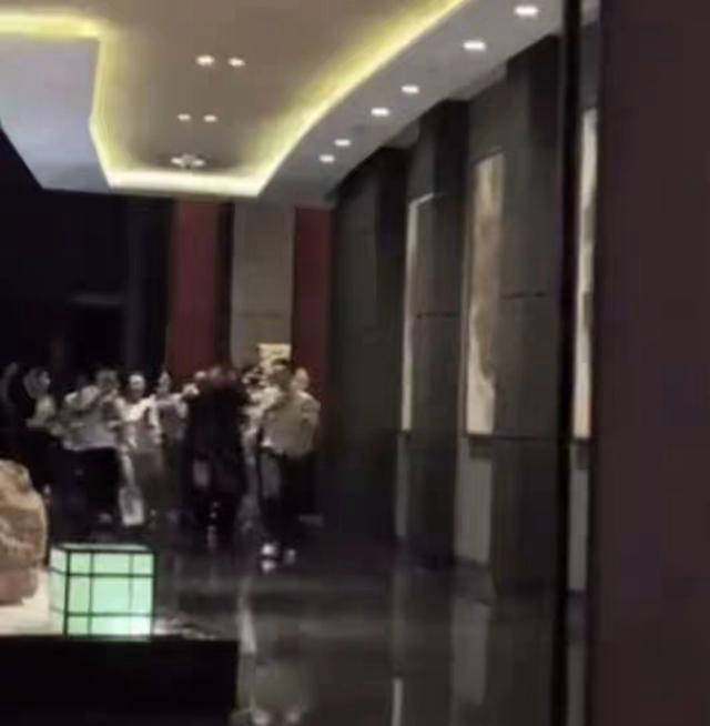 私生饭疯狂跟拍那英导致摔倒受伤,网友呼吁尊重隐私