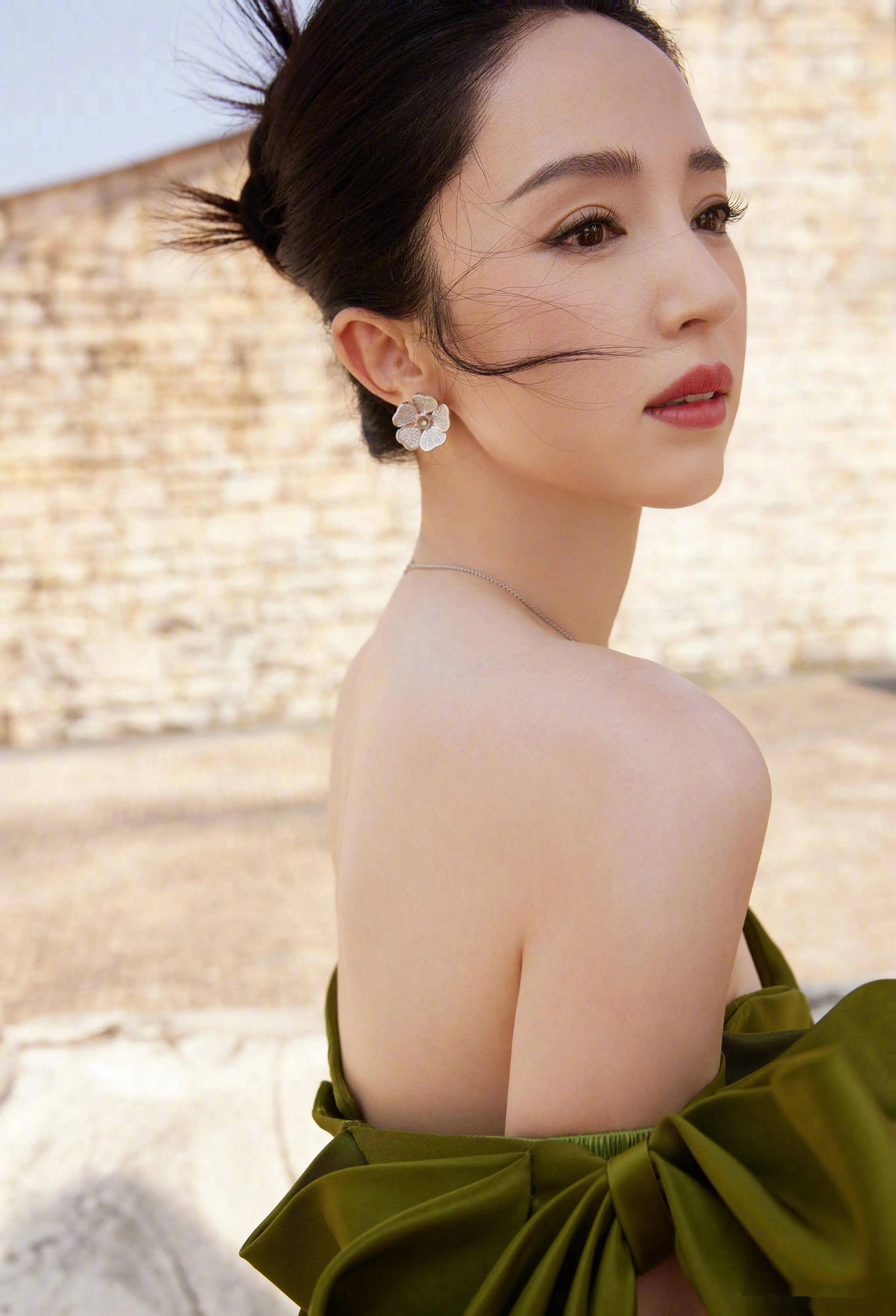 董璇,内娱第一美女的称号,写真集展现无与伦比的魅力!