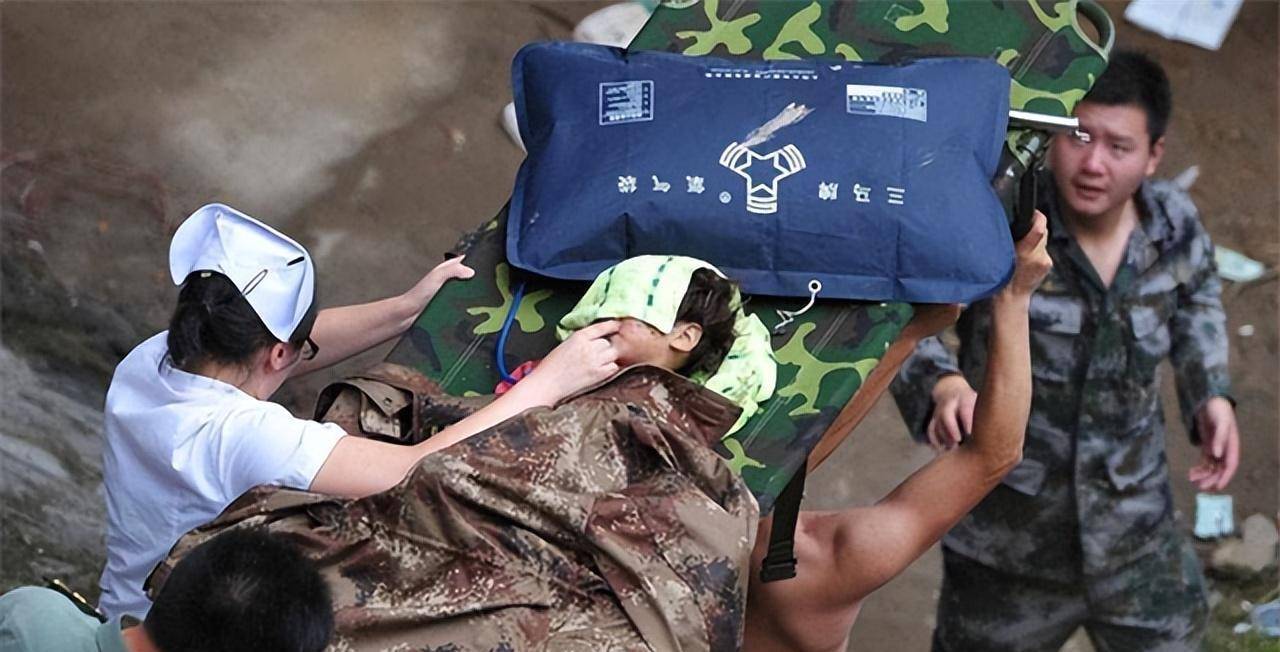 11年前温州动车事故中,失去父母幸存下来的小伊伊