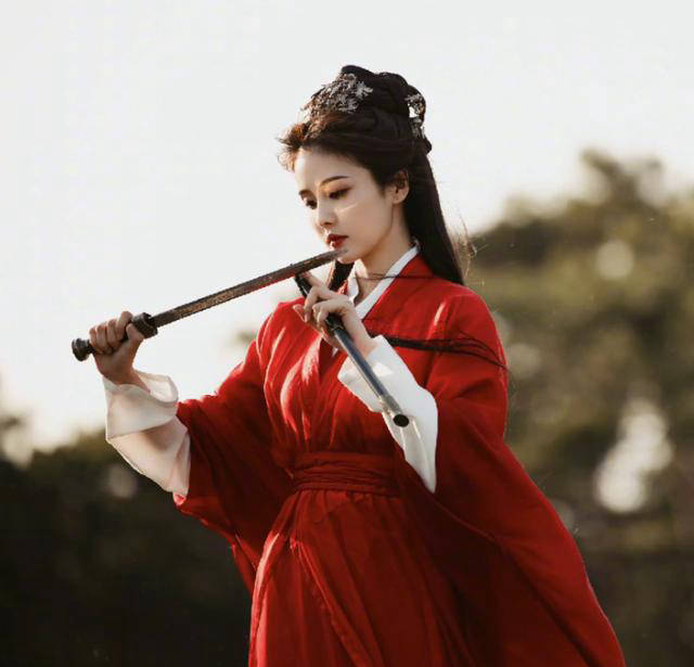 29岁女星白鹿红衣古装造型曝光!唯美可爱,演绎古典与现代融合之美