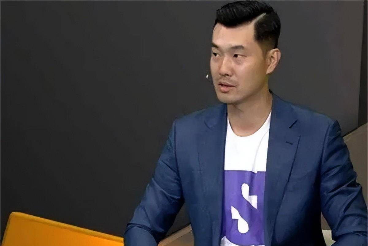 39岁王仕鹏近况:退役专注解说,海归娇妻身材曼妙