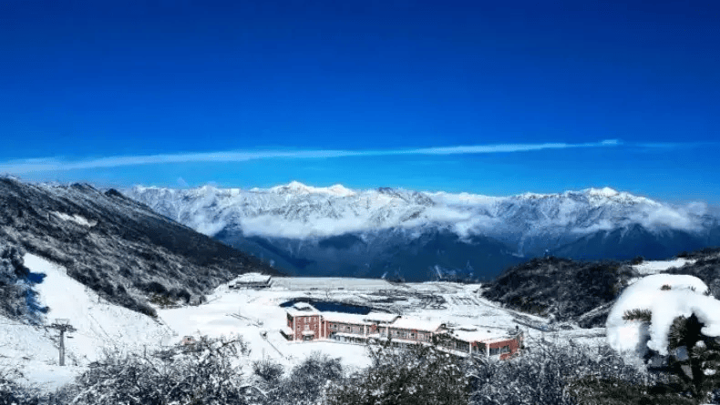 被雪花铺满的山道蜿蜒至山顶,坐着车上山,一路从雾凇中穿行,十分唯美