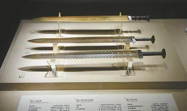 兵马俑坑出土一秦剑,一剑划破12层纸,考古家:改写科学