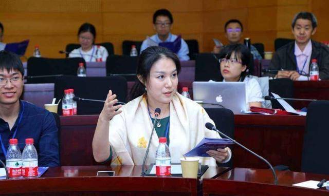 北大最美女教授:颜值不输明星,讲课座无虚席,一心科研强国