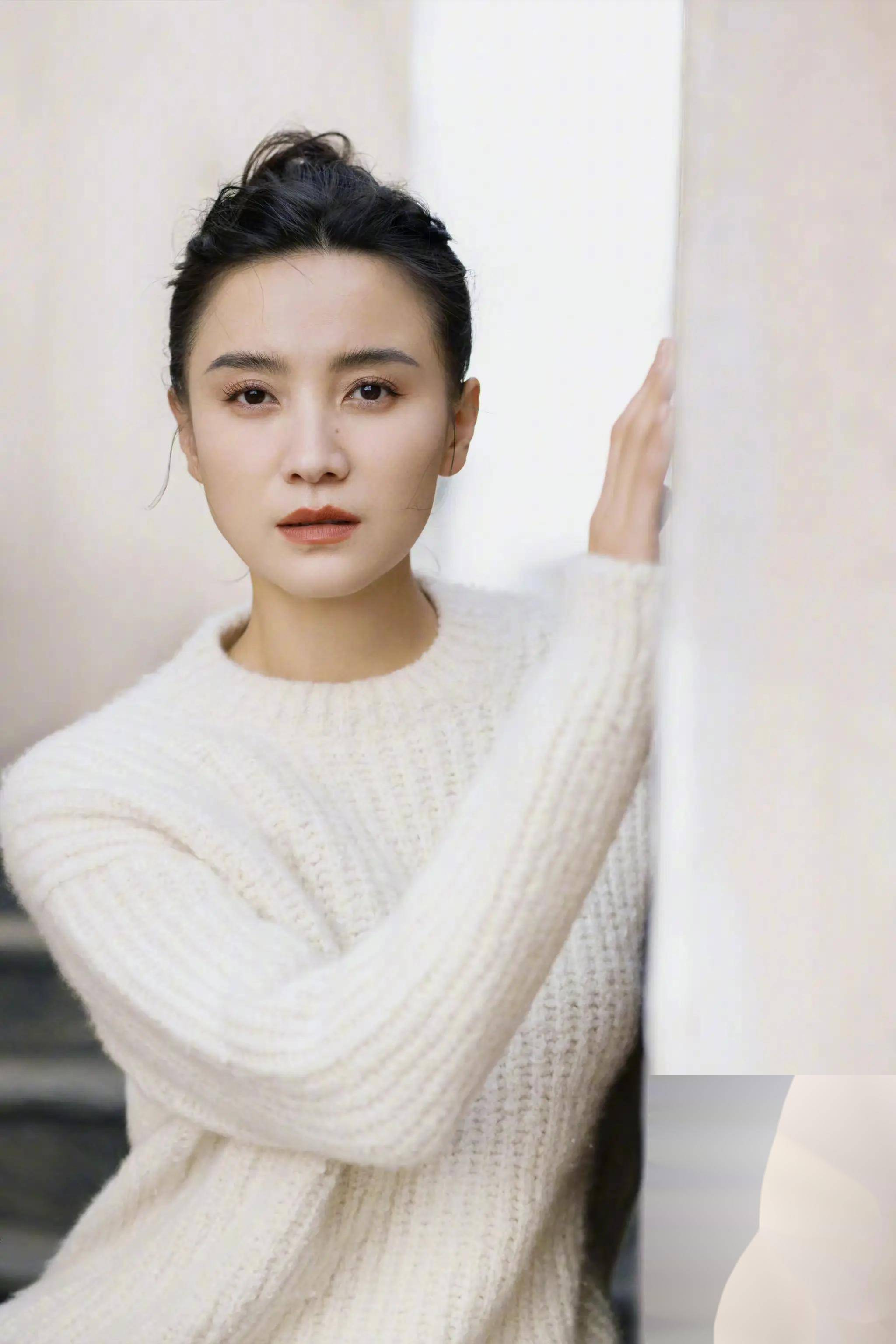 宋佳的写真集,不仅仅是一系列静态的照片,更是她个人魅力的一次全