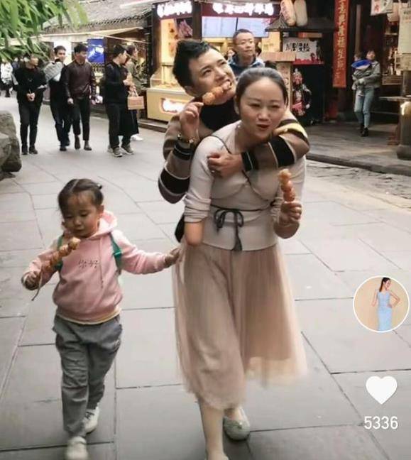 "连体夫妻"丈夫另寻新欢,妻子背了12年,背驼了都没有放下丈夫