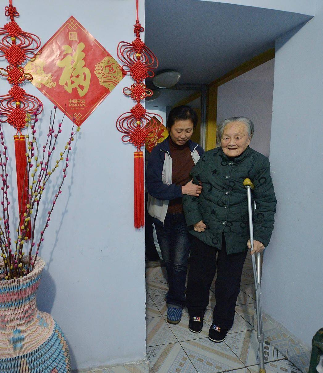 雇主一家44年,79岁退休,雇主家儿女把她当亲妈养_高玉_许曼云_丈夫