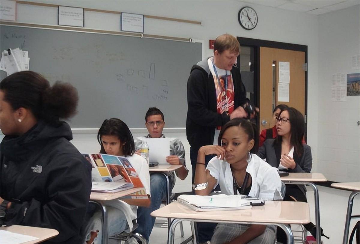 或许在其他地方,这样的模式可以锻炼学生的自主学习能力,但在这里无疑