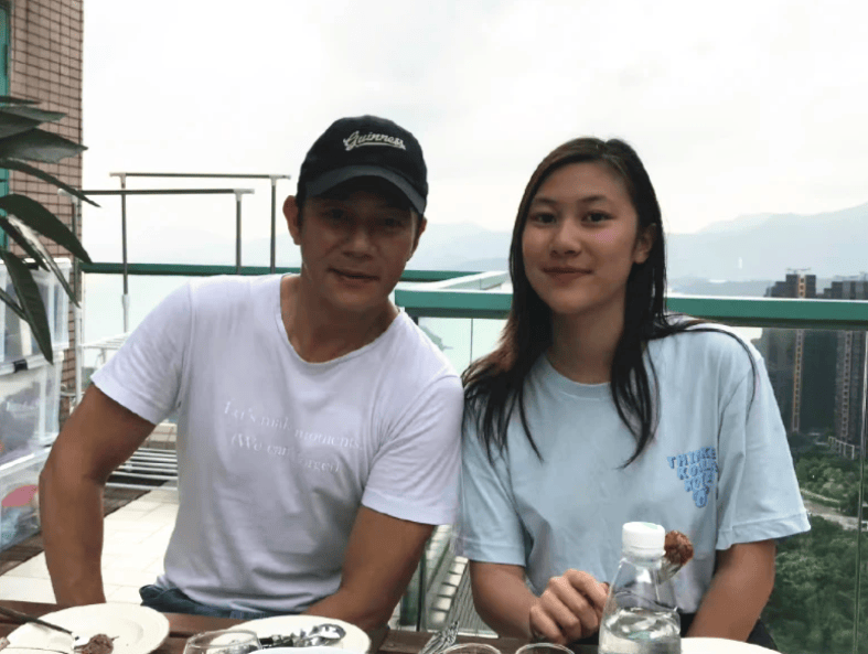 61岁港星张兆辉佛山参加龙舟比赛！胸肌若隐若现，女儿撞脸钟嘉欣-张兆辉祖籍三水