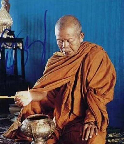 一生捐12亿,泰国传奇高僧龙婆坤,令国王下跪,送葬队伍16公里长