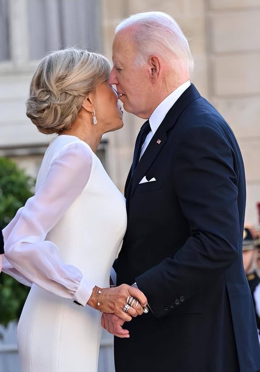 拜登和法国第一夫人布丽吉特也是进行了非常热情的吻面礼仪式,不过布