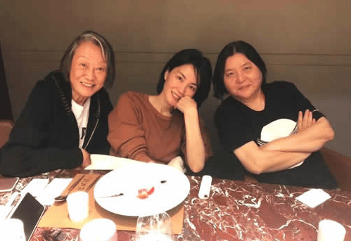 王菲在家中聚餐照曝光,素颜真实的让人不敢相信,菲姐的现实总是残酷的