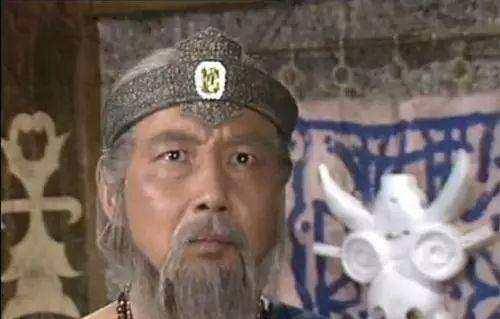 忠臣的他被帝王赐死,将妻子肚中的孩子挖出扔进火里