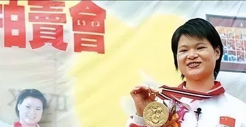 她把拍卖所得的接近400万元全部捐献出去,建起了一所希望小学,并为
