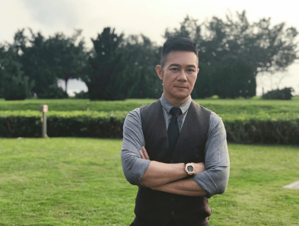 61岁港星张兆辉佛山参加龙舟比赛！胸肌若隐若现，女儿撞脸钟嘉欣-张兆辉祖籍三水