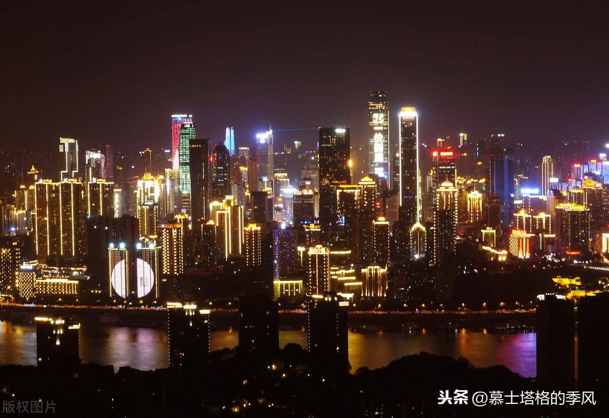 是1997年为迎香港回归和重庆直辖而建成,是最早成名的观看山城夜景的