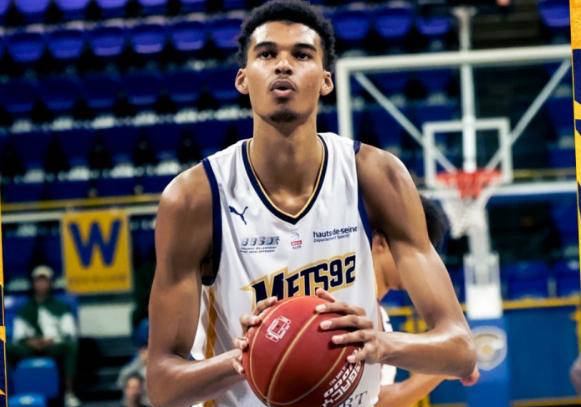 克里斯·保罗:篮球智慧与团队荣耀