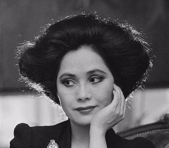 22岁成总统夫人,婚后3年被流亡,却活成真正的样子_苏加诺_黛薇_日本