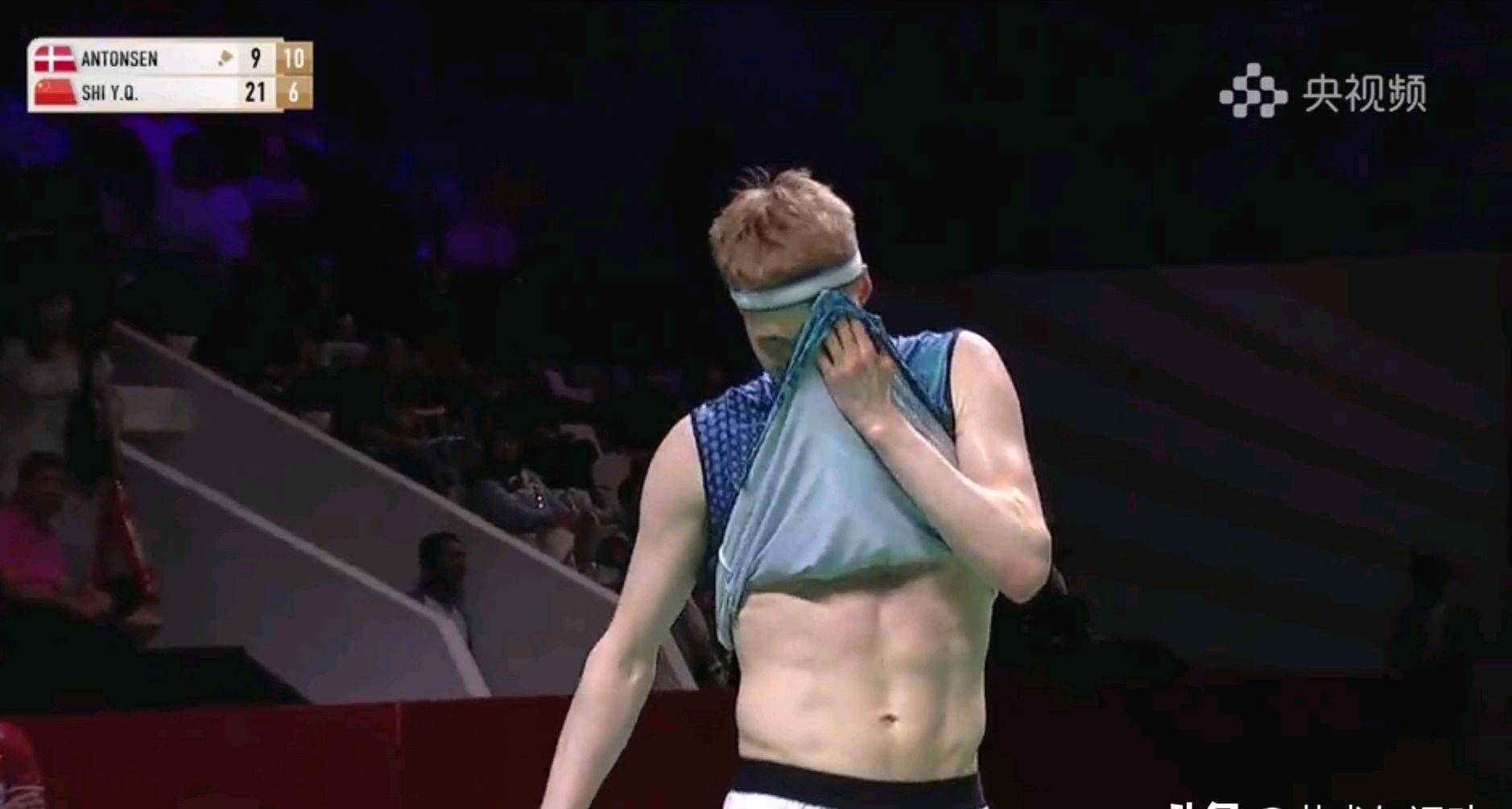 背靠背两连冠！石宇奇复仇丹麦名将登顶 国羽连续两站成最大赢家-羽毛球员石宇奇