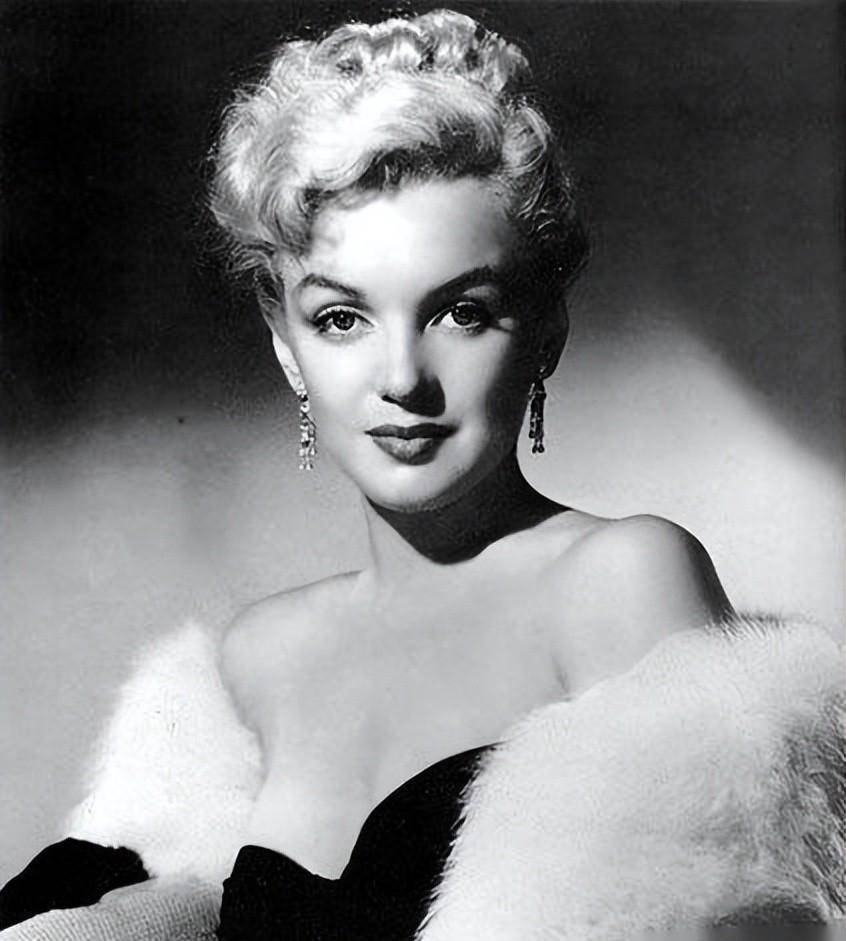 有了新的感情寄托后,梦露也就没有再去纠缠肯尼迪,而是与罗伯特约会