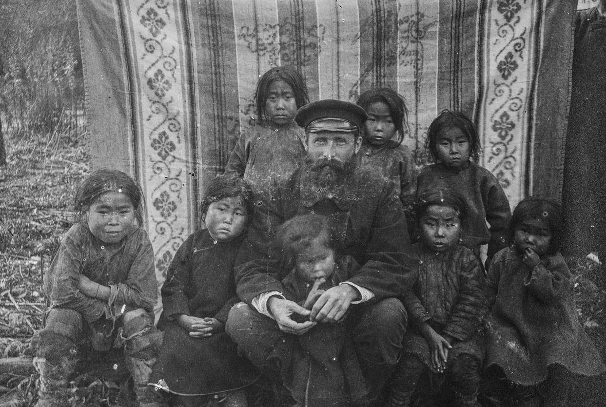 一百年前库页岛的土著们:种族特殊,信奉熊灵祭,最终被屠杀殆尽_阿伊努