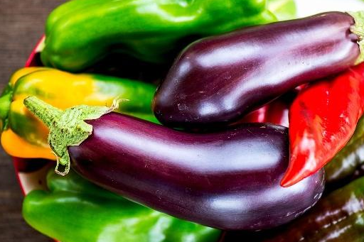 中医认为,茄子性凉,味甘,有清热,活血消肿等功效,临床上对于肠风下血