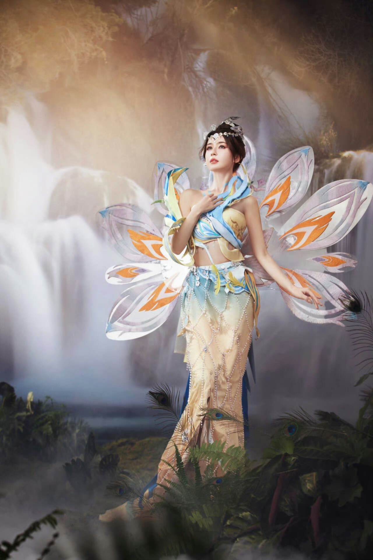 因为甄姬对比其他女英雄,其实算不上好看,之前的皮肤主题其实也没有我