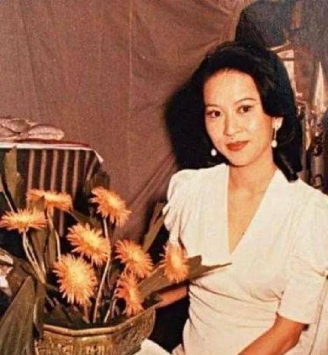 17岁少女穿30年塑身衣,只为嫁入豪门,丈夫临终遗言:就分她一元_洪金梅