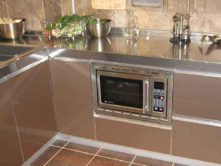 这个材质,它的质地也是比较坚硬的,我们在选择橱柜台面的时候比较要求