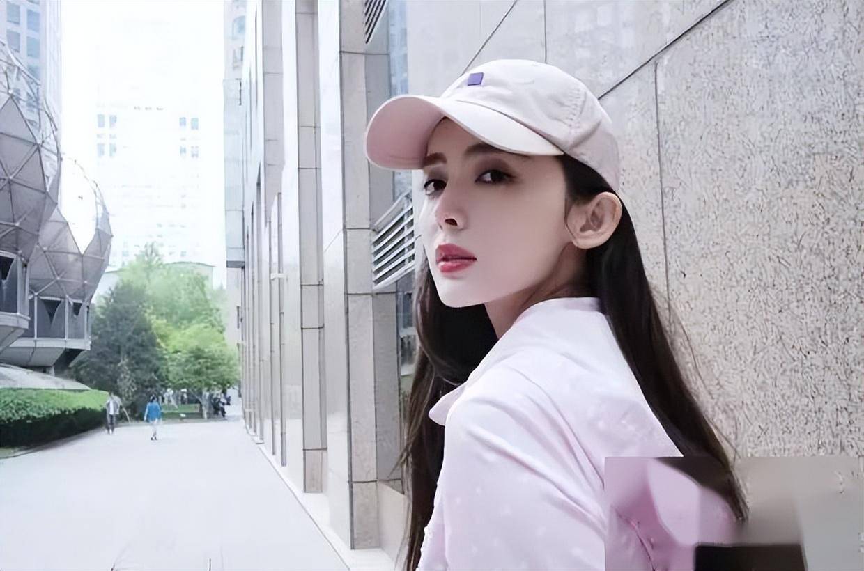 娜扎美照惊艳,粉色短裙秀身材,芭比娃娃般精致五官_生活_照片_气质