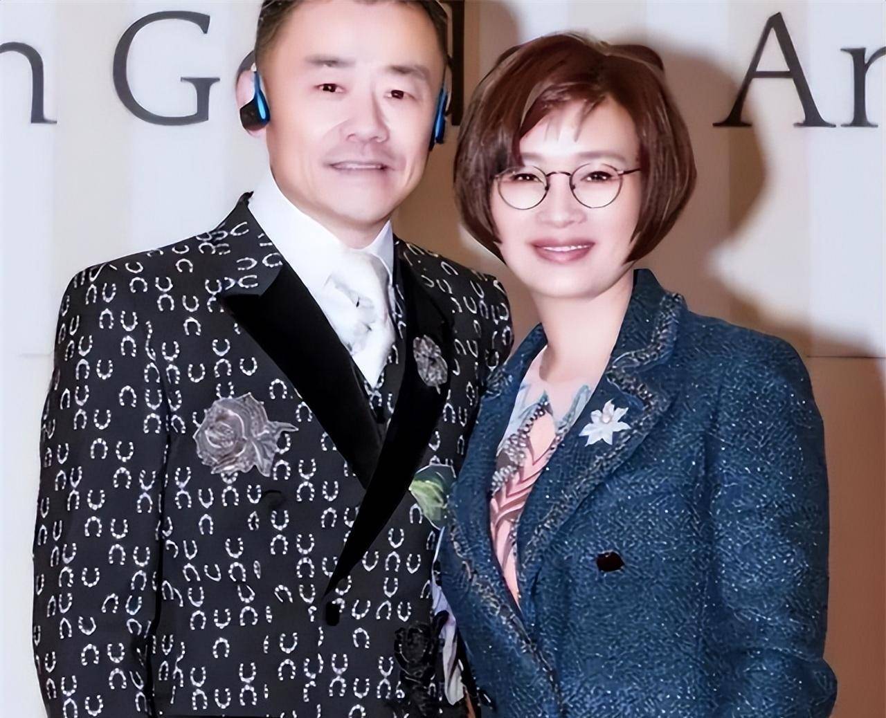 "温州女富商"胡洁有多狠?前夫刚因贪入狱,她后脚带娃嫁周立波