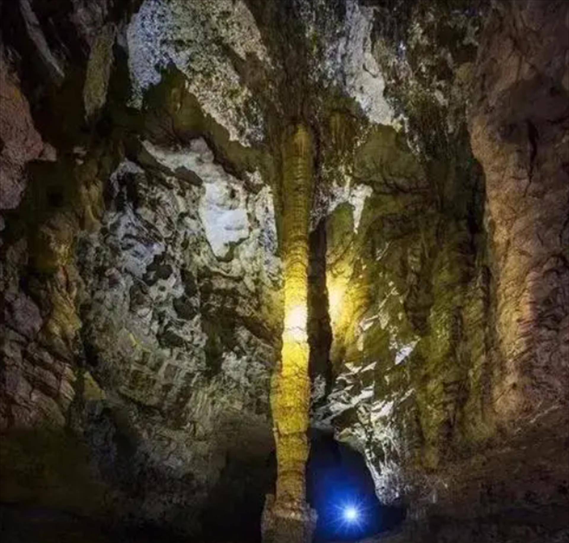 2006年贵州山洞惊现两台美国发电机,维持发电80年,仍在正常工作_溶洞