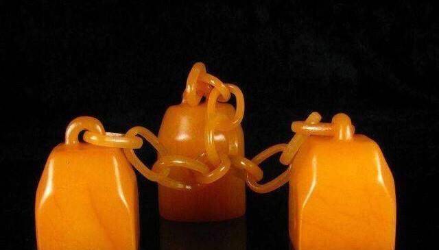 乾隆帝的田黄三连玺