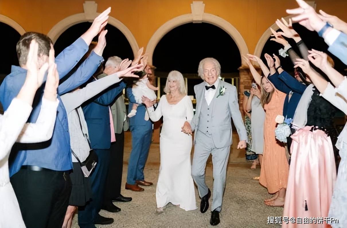 88岁新娘与初恋再续前缘,两人相识70余年终成眷属_艾琳·霍尔_罗兰